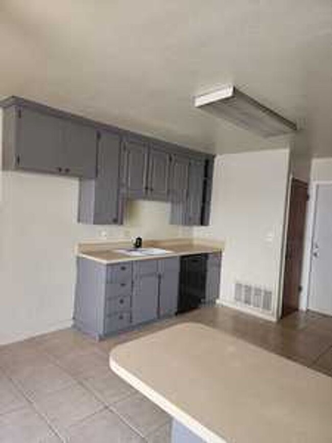 Building Photo - 2 bedroom, 2 baths, 1 car garge House