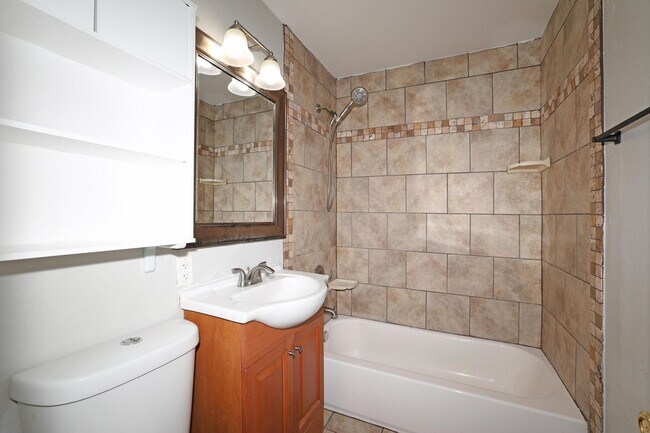 Building Photo - Cute home in Gables for rent~ 2 bed/1 bath