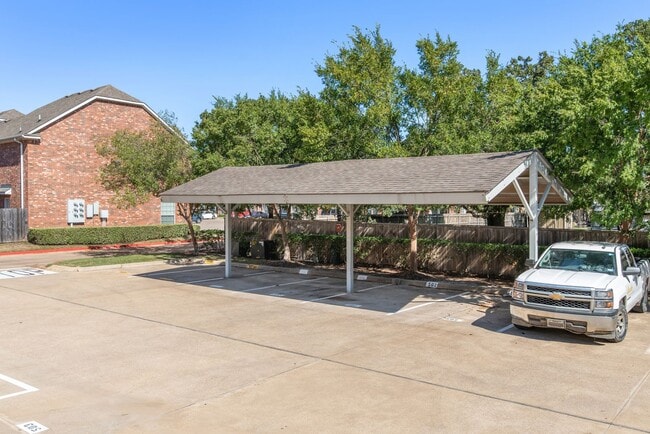 Building Photo - Available for August 2026 Pre-Lease! 4 Bed, Bath in Waterwood Townhomes!