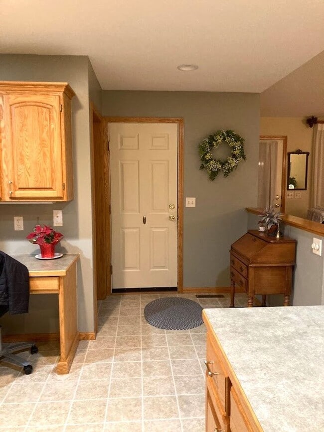 Building Photo - 4 Bedroom Twin Home