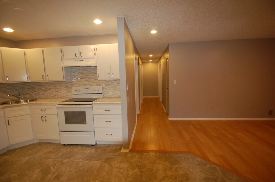 Building Photo - 66 Canterbury Ct