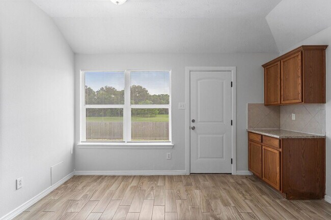 Building Photo - 5041 Willow Point Dr