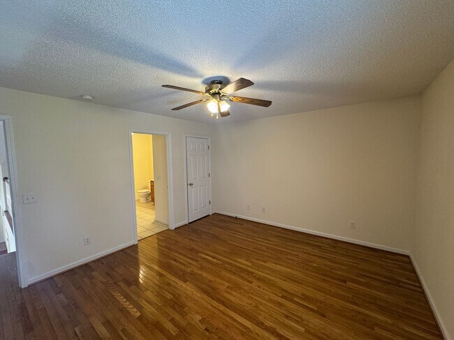 Building Photo - Charming Updated Townhouse in Bristol, VA