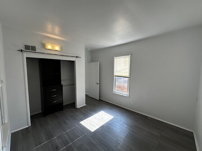 Building Photo - "Charming 1-Bed Oasis in Denver's Heart – Cozy Comforts!"