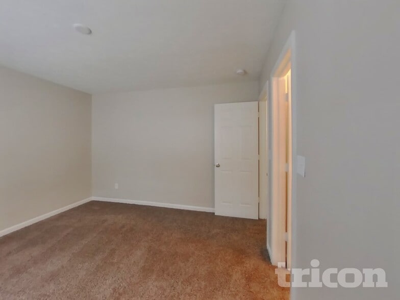 Building Photo - 749 Mozart Dr