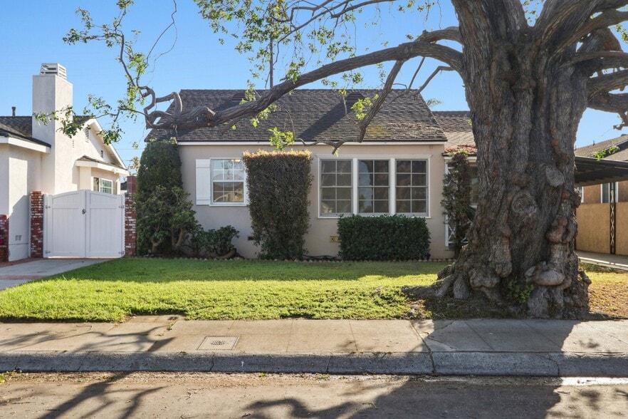 Primary Photo - 8426 Alverstone Ave