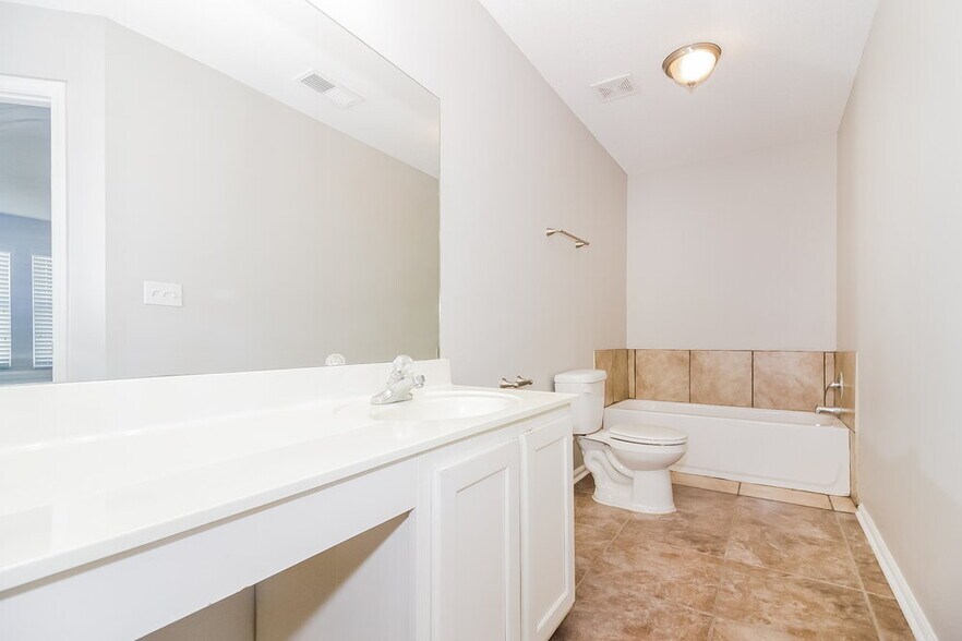 Building Photo - 10087 Branley Oak Dr