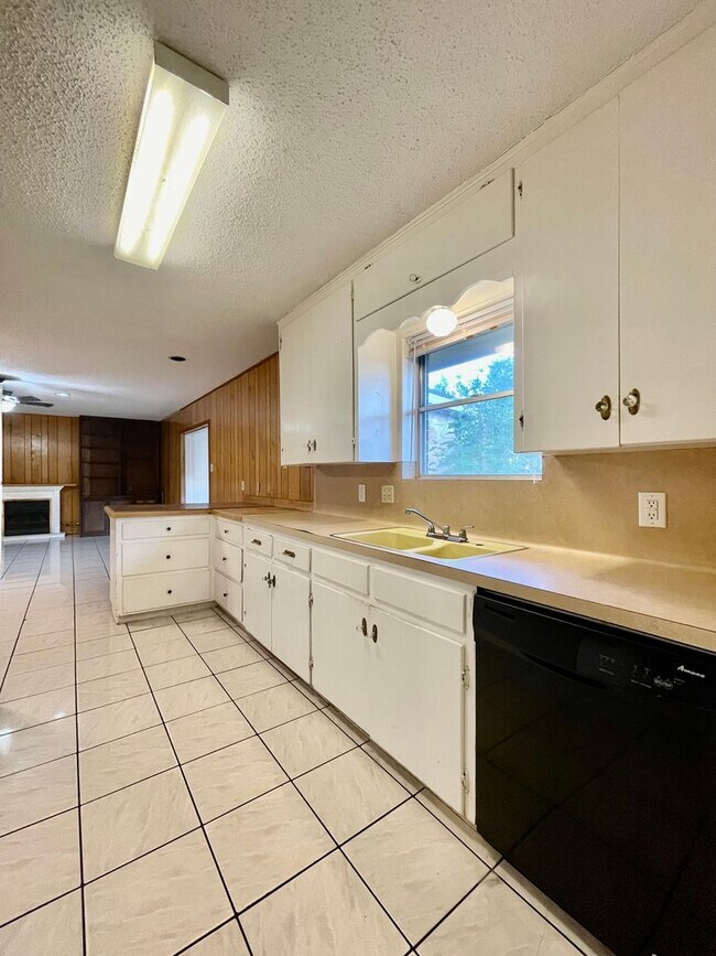 Building Photo - Spacious 4 Bedroom Home with multiple livi...
