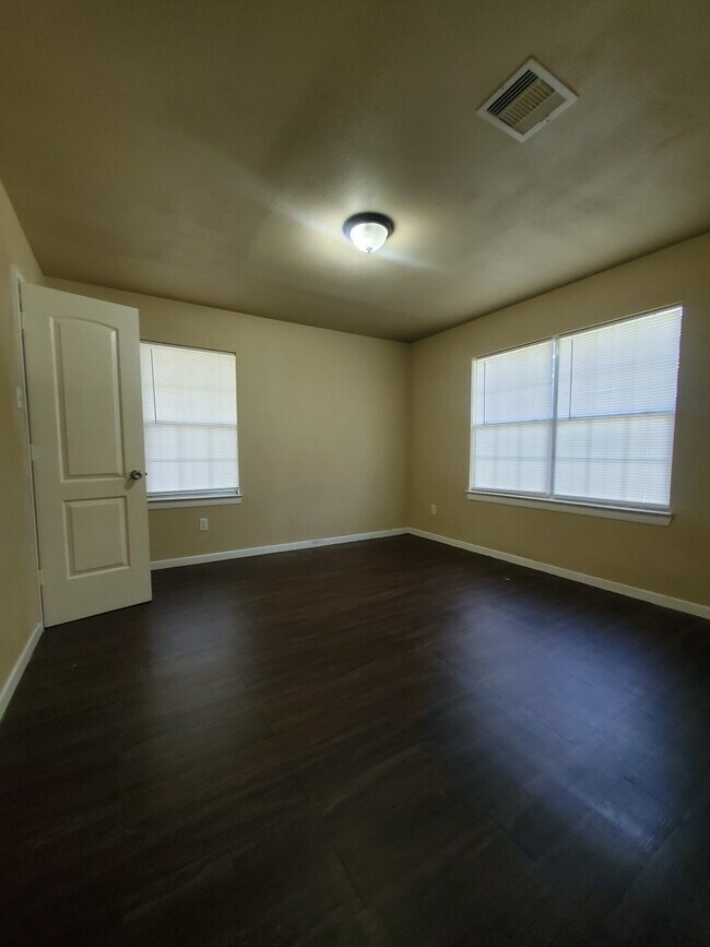 Building Photo - 512 Avenue A