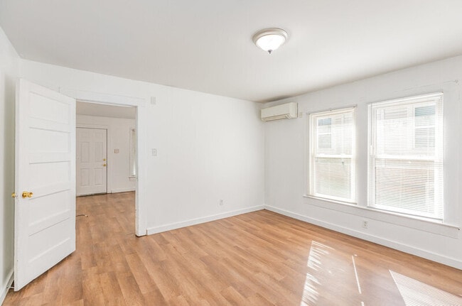 Building Photo - 659 Wilson St