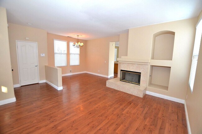 Building Photo - 4Br/3-1/2 bathroom Home