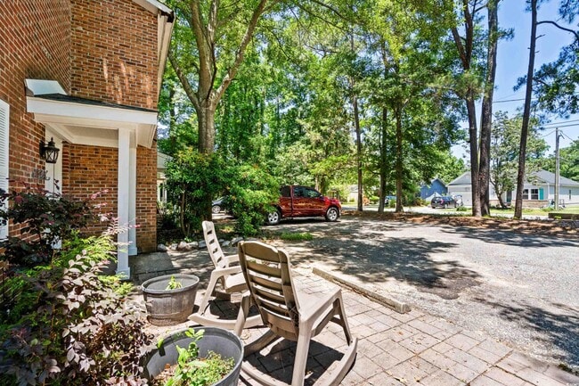 Building Photo - 715 Pine Dr