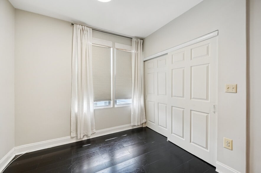 Spacious closet - 2431 Linden Ave