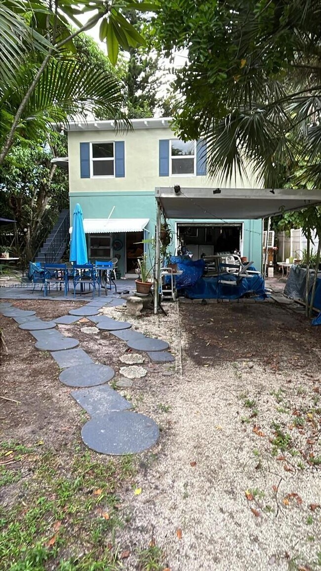 Building Photo - 834 SW 11th St