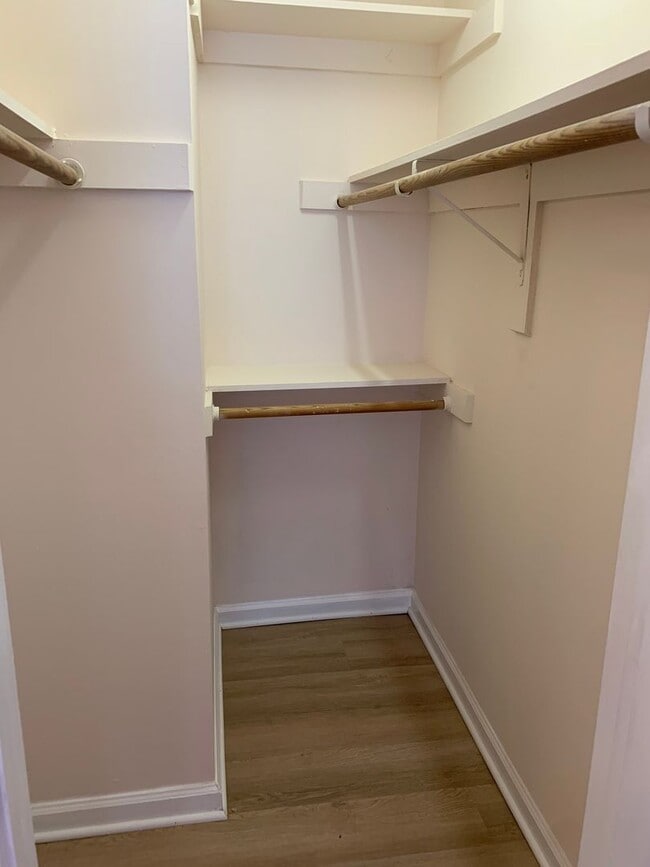 Building Photo - 1 BR, 1 BA Condo-3rd floor *Fresh paint throughout! * Easy to clean flooring only one year old. P...