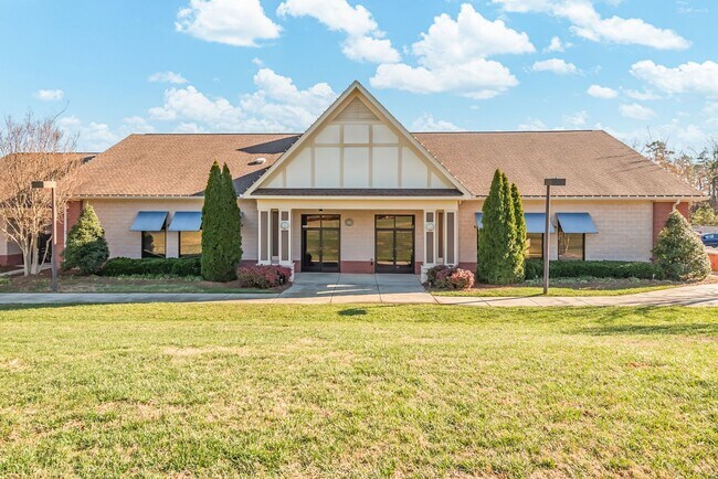 Building Photo - 2010 Woodsdale Dr