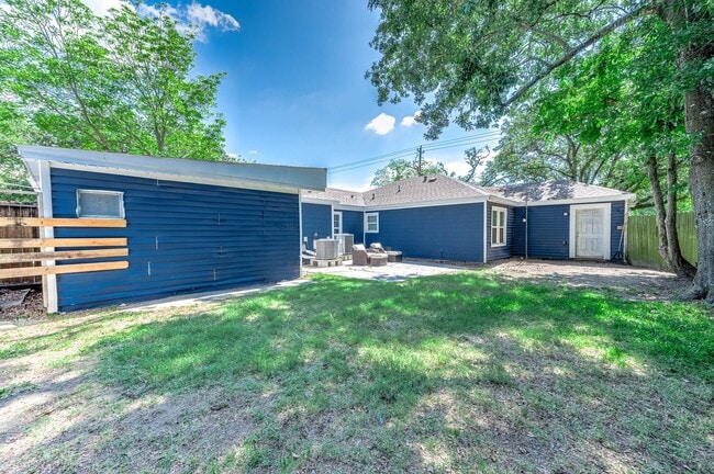 Building Photo - 611 N Pruett St
