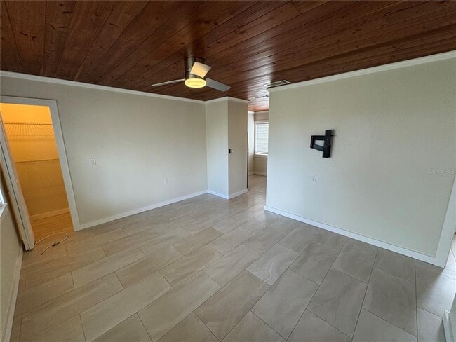 Building Photo - 303 Colonia Ln W
