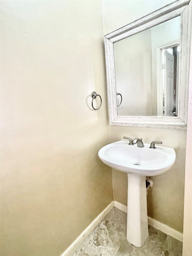 Building Photo - 32 Waugh Dr