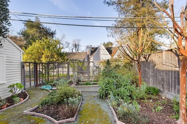 Building Photo - Downtown Davis Cottage-Available for Spring Move In