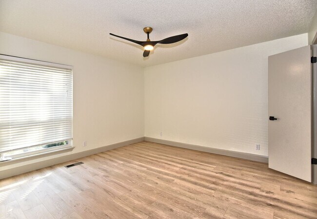 Building Photo - Updated 2 bed, 2 bath townhouse with 1,788...