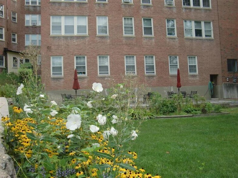 Building Photo - 56 Concord Ave