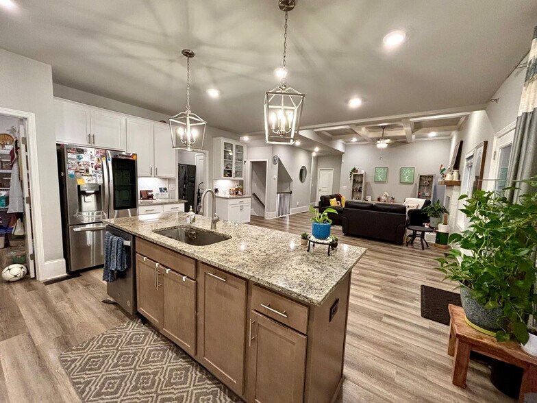 Kitchen - 1920 Grand Lanier Dr