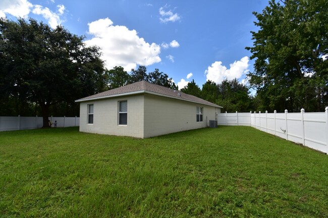 Building Photo - COMING SOON~ Spacious 3 bedroom 2 bath wit...