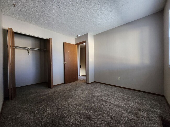 Building Photo - Well Maintained Townhome!