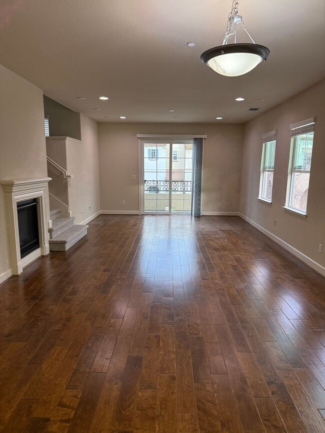 Building Photo - SPACIOUS 3 BEDROOM, 3.5 BATHROOM TOWNHOUSE IN AN EXCELLENT LOCATION. GARAGE. LAUNDRY. BALCONY. A ...