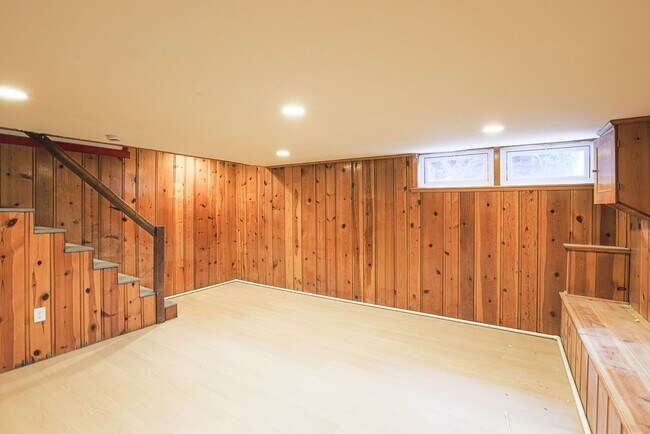 Building Photo - 3 BR 1-1/2 Baths MUST SEE- ACCEPTING HOSUING VOUCHERS!