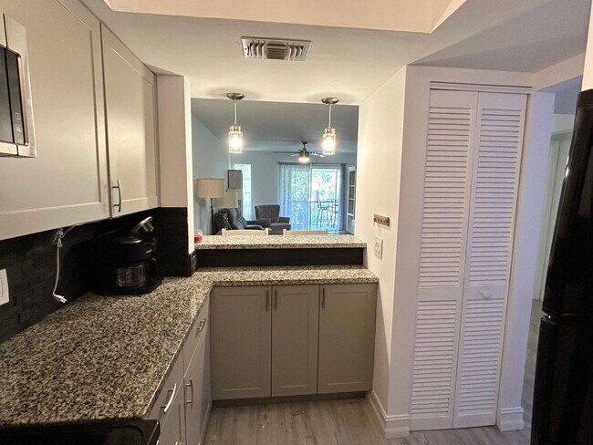 Building Photo - Updated 1 Bed/1.5 Bath Near the Beach! Great Amenities
