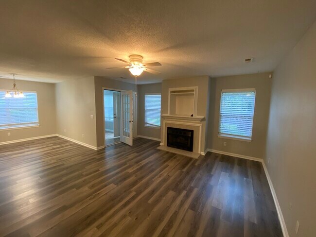 Building Photo - 3 bed 2 bath first floor condo