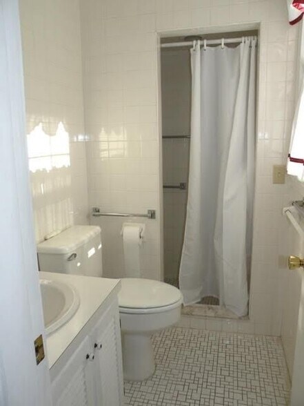 Building Photo - 389 Lloyd Ave