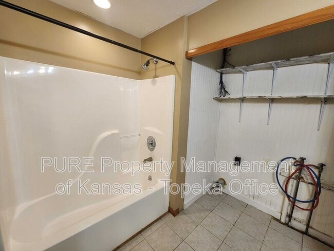 Building Photo - 751 SE Pinecrest Dr