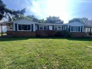 Building Photo - Two Bedroom Duplex on SE Side of Grand Rap...