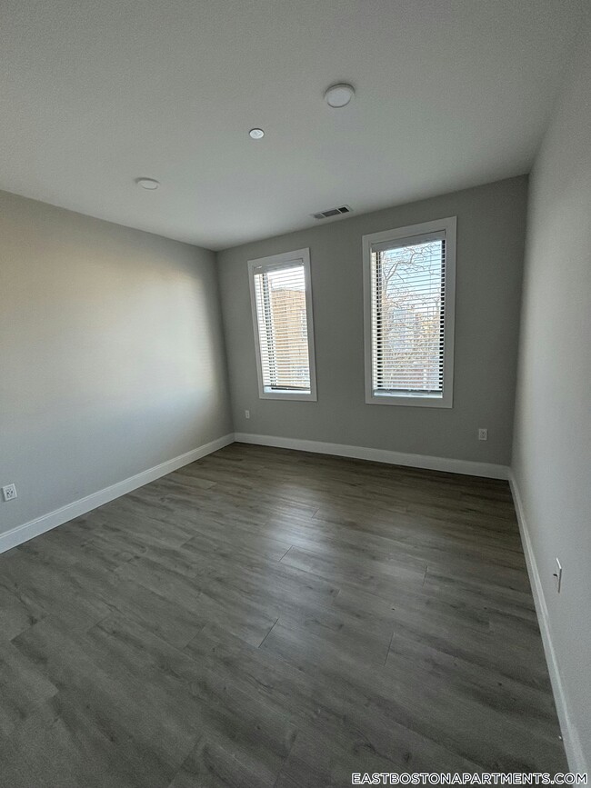 Building Photo - 656 Saratoga St