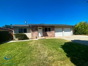 Building Photo - $3195 - Remodeled 2Bed/1 Bath Duplex in th...