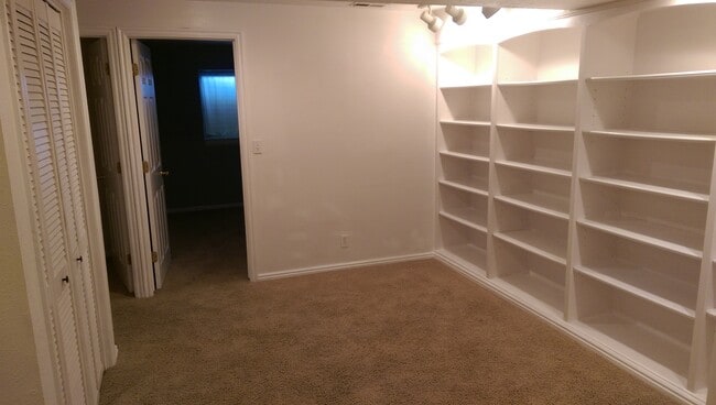 Building Photo - Great Town Home in Fantastic Location