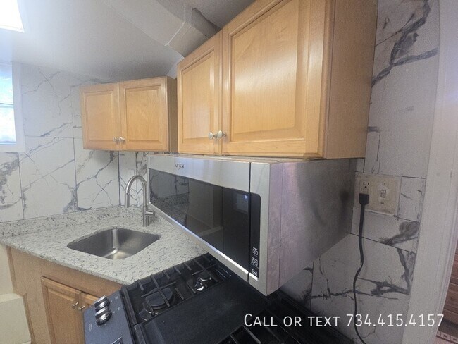 Building Photo - 707 S Division St
