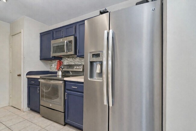 Building Photo - End Unit Condo Close to Chic's Beach & Little Creek Naval Base