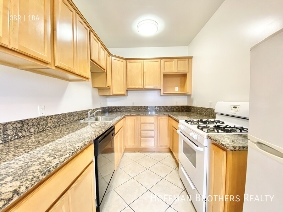 Building Photo - 800 N Las Palmas Ave