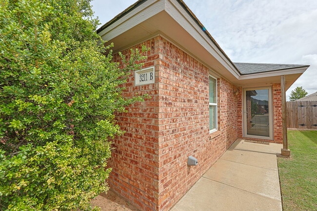 Building Photo - Don't miss this 2 Bedroom Duplex