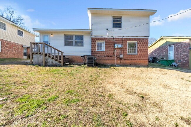 Building Photo - Spacious 4BR, 2BA Tri-Level Home with versatility and flexibility.  $1675 /mo rent***