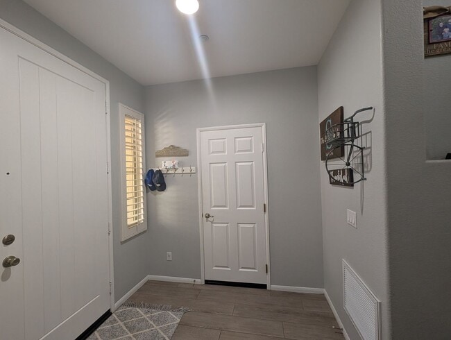 Building Photo - Stunning Modern End Unit Tri Level Condo i...