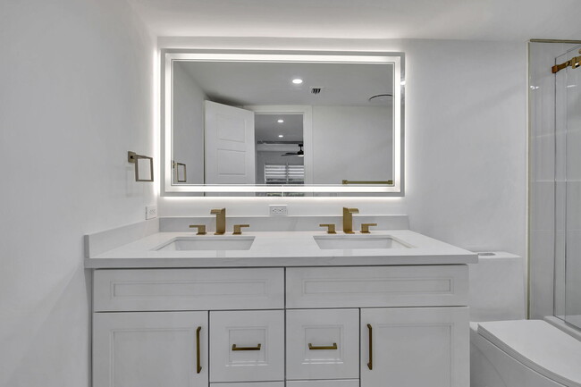 Building Photo - 3100 N Palm Aire Dr