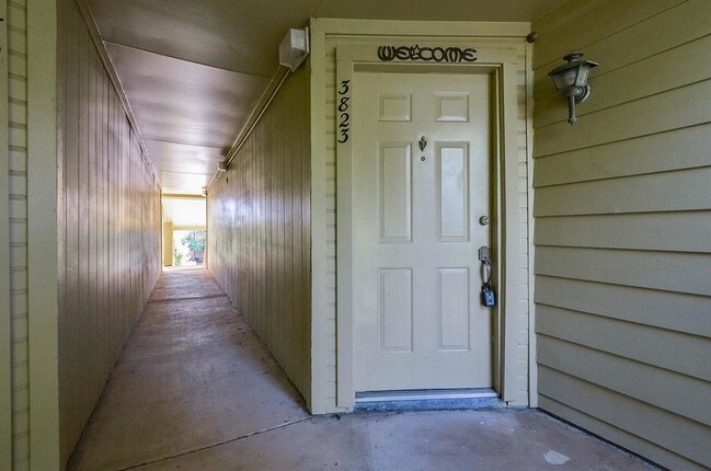 Building Photo - 11201 Lynbrook Dr