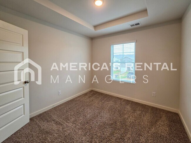Building Photo - Modern Living in The Heights!