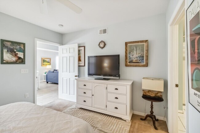 Building Photo - Beautiful furnished & turnkey ready 2/2 unit becoming available starting April 1st, 2026