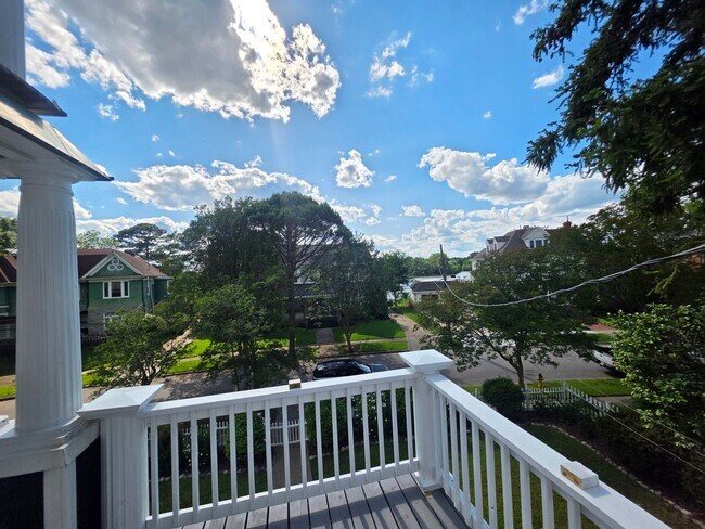Building Photo - Charming 2-Bedroom Apartment with River Views
